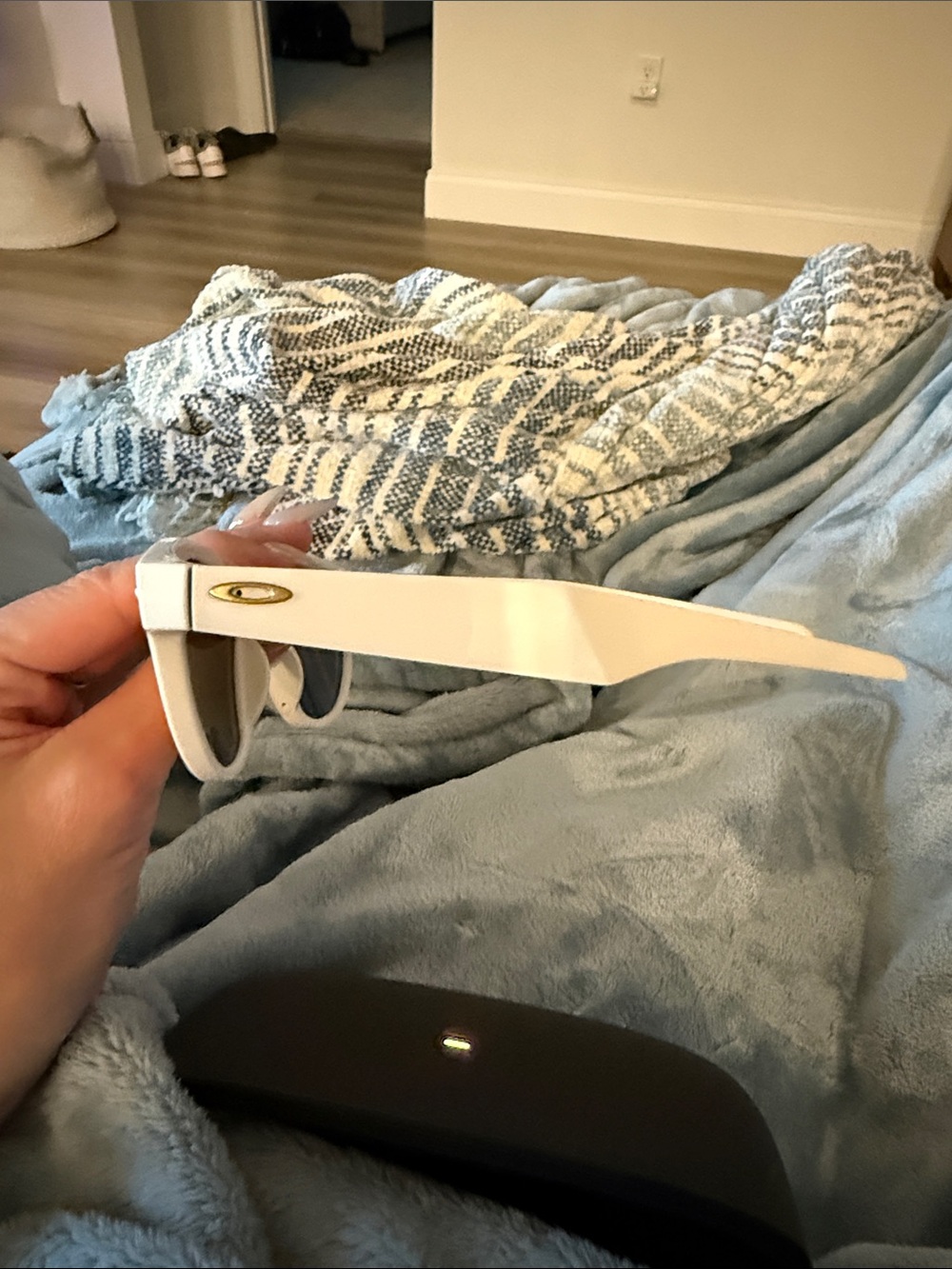 Oakley White Frame Sunglasses with Red Mirrored Lenses - Picture 3 of 15